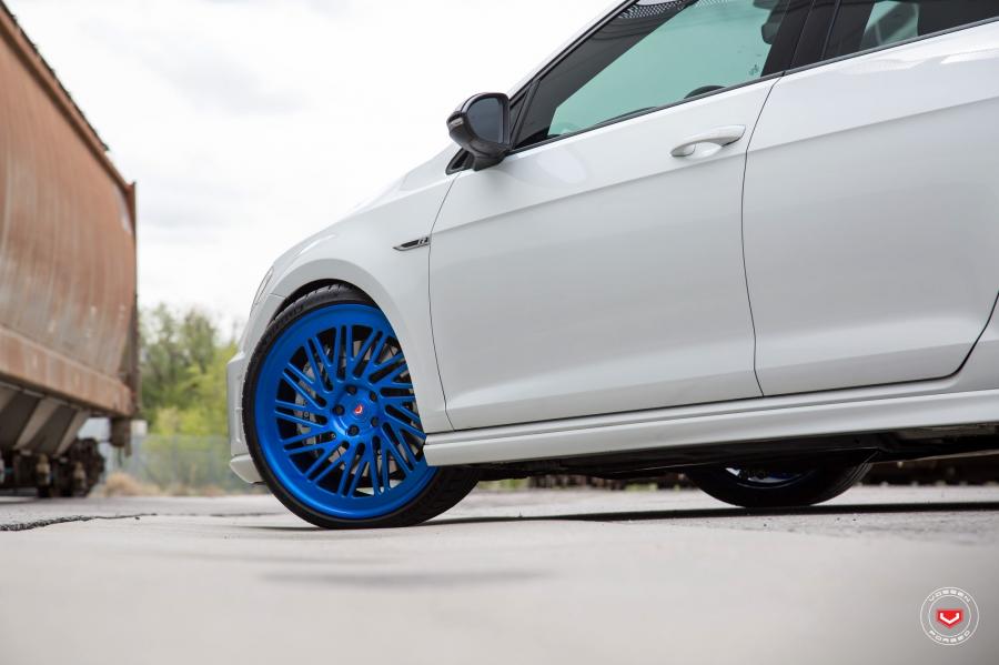 Детали экстерьера Volkswagen Golf R on Vossen Wheels (LC-105T) 2017 года  (фото 16 из 23)